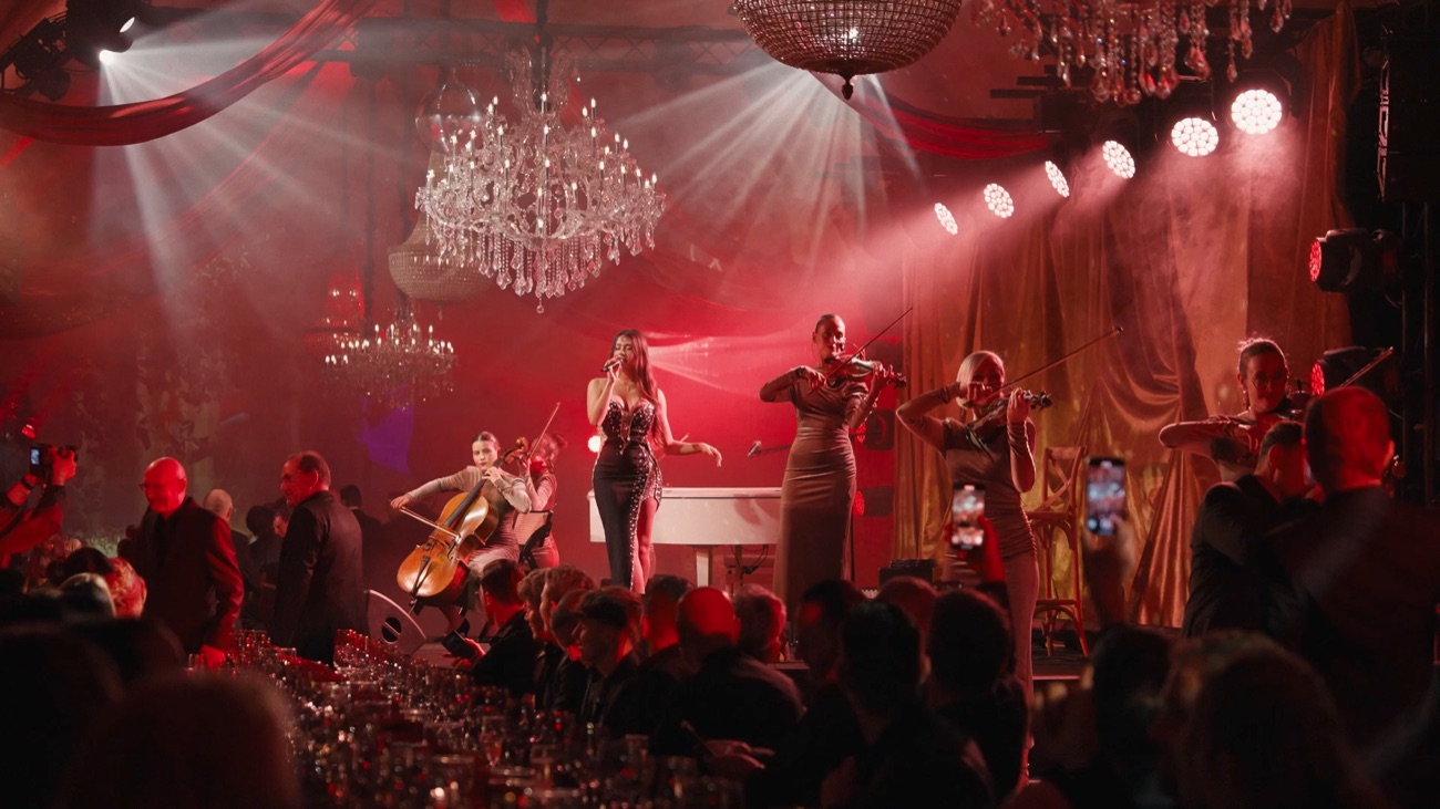Corporate Event Band Mallorca — live band with singer, strings and cello performing at a Mallorca corporate gala