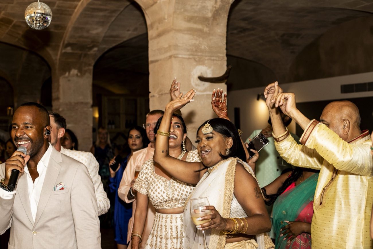 Corporate Event Band Mallorca — full dance floor with live band at a Mallorca event
