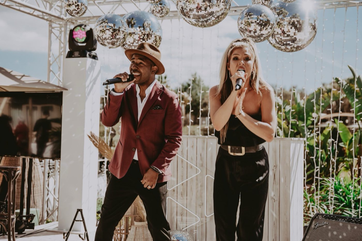 Club Entertainment Mallorca — two singers of Party Band Mallorca performing under disco balls